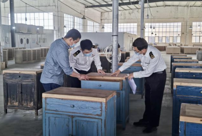 贛州海關助力江西仿舊家具首次出口美國!
